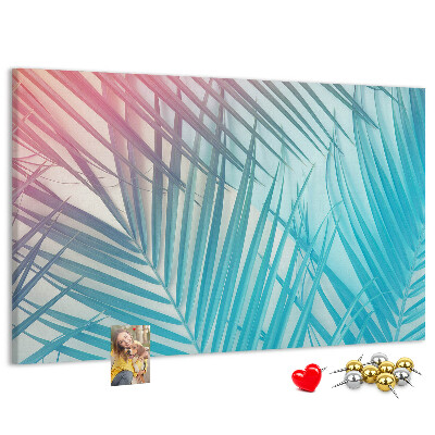 Pizarra de corcho con diseño de hojas tropicales sobre fondo pastel