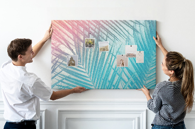 Pizarra de corcho con diseño de hojas tropicales sobre fondo pastel