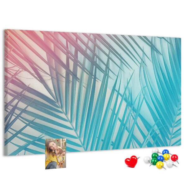 Pizarra de corcho con diseño de hojas tropicales sobre fondo pastel