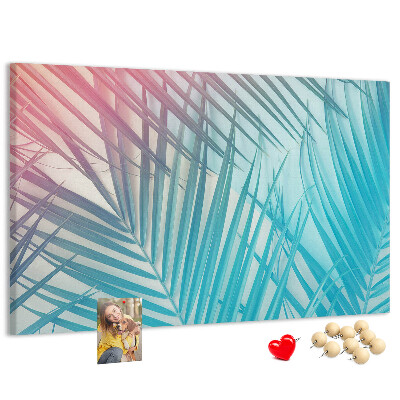 Pizarra de corcho con diseño de hojas tropicales sobre fondo pastel