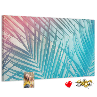 Pizarra de corcho con diseño de hojas tropicales sobre fondo pastel