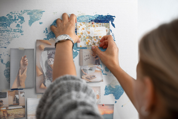 Tablero de anuncios mapa abstracto del mundo en tonos azules