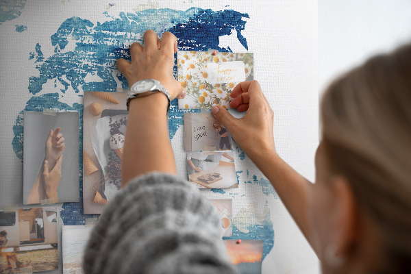 Tablero de anuncios mapa abstracto del mundo en tonos azules