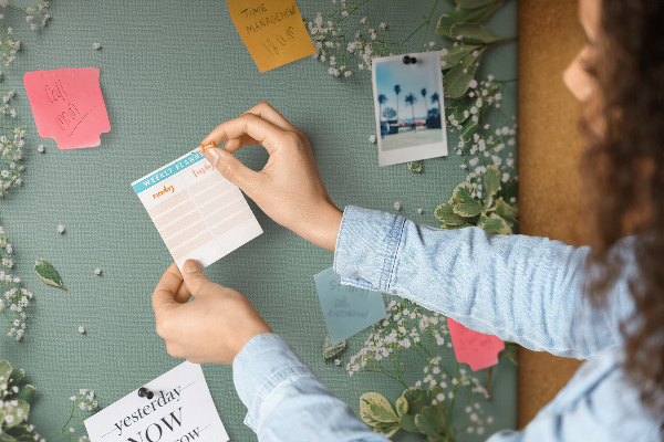 Tablero de anuncios con estampado floral sobre fondo verde