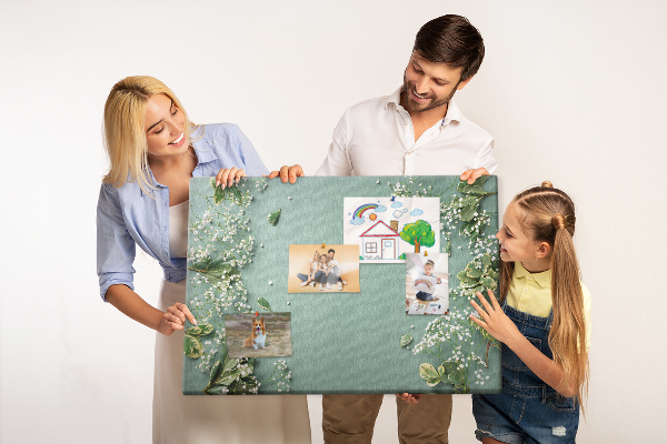 Tablero de anuncios con estampado floral sobre fondo verde