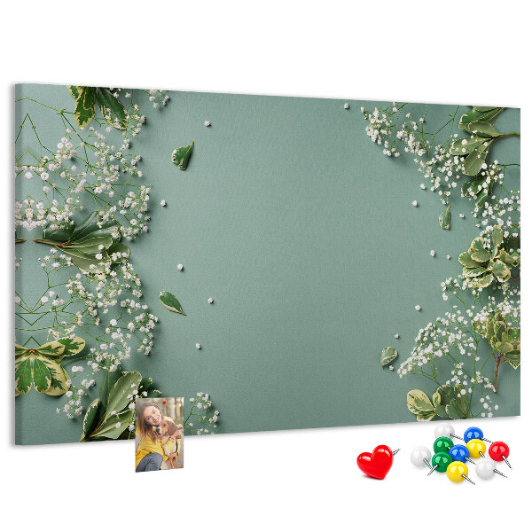 Tablero de anuncios con estampado floral sobre fondo verde