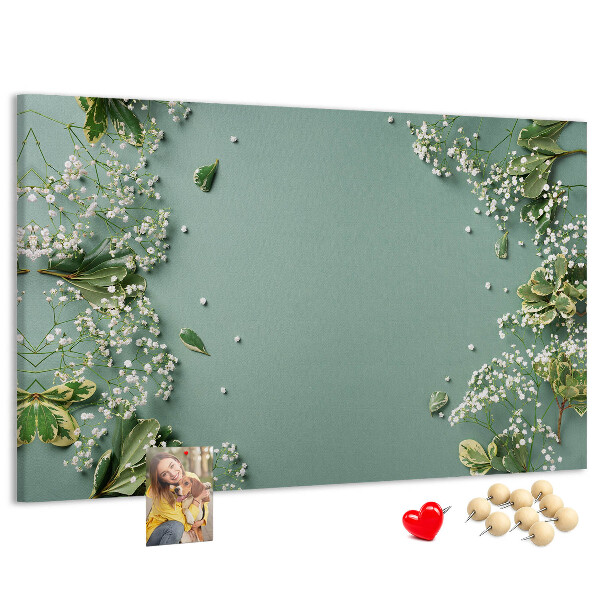 Tablero de anuncios con estampado floral sobre fondo verde