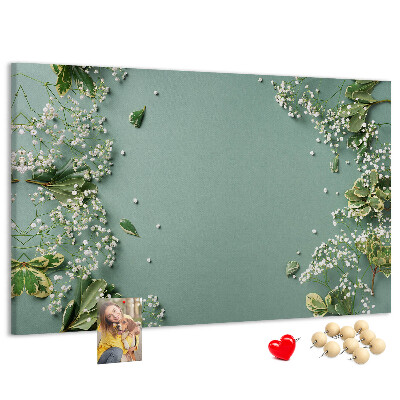Tablero de anuncios con estampado floral sobre fondo verde