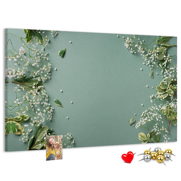Tablero de anuncios con estampado floral sobre fondo verde