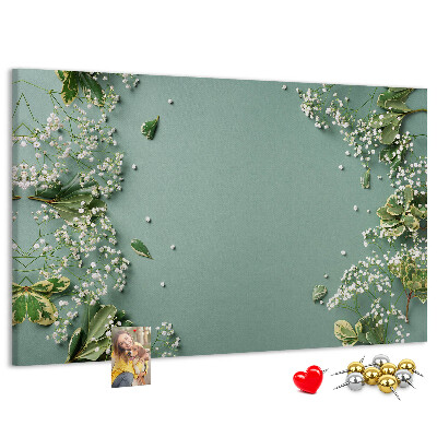 Tablero de anuncios con estampado floral sobre fondo verde