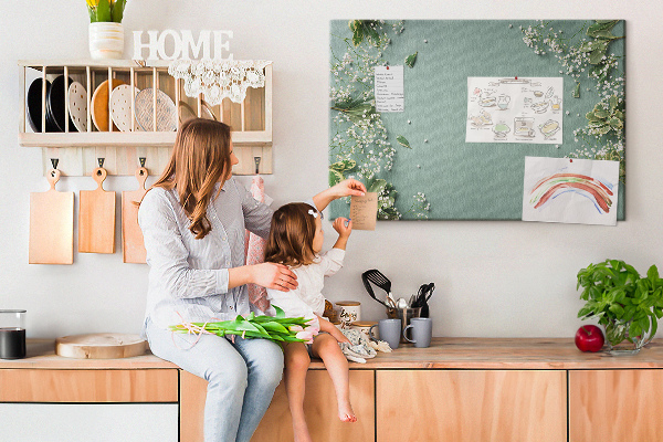 Tablero de anuncios con estampado floral sobre fondo verde