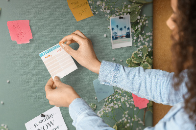 Tablero de anuncios con estampado floral sobre fondo verde