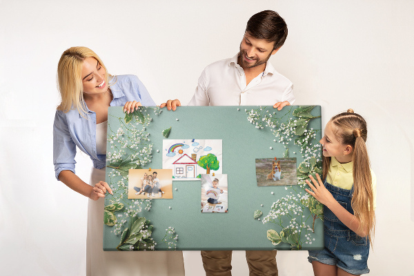 Tablero de anuncios con estampado floral sobre fondo verde