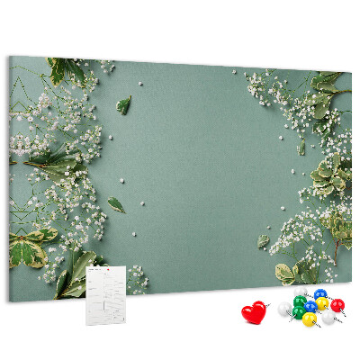 Tablero de anuncios con estampado floral sobre fondo verde