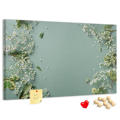 Tablero de anuncios con estampado floral sobre fondo verde