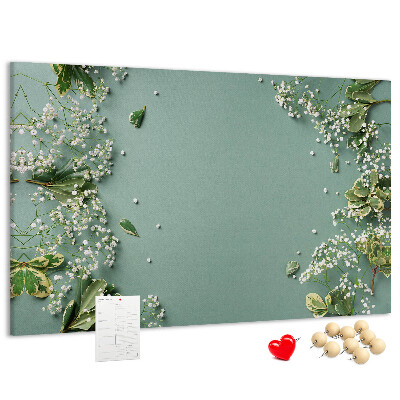 Tablero de anuncios con estampado floral sobre fondo verde