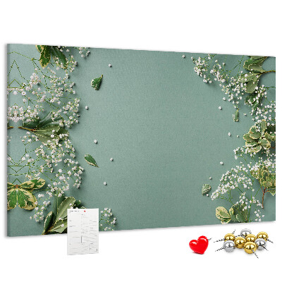 Tablero de anuncios con estampado floral sobre fondo verde
