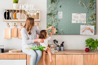 Tablero de anuncios con estampado floral sobre fondo verde