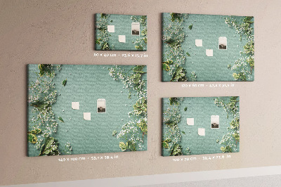 Tablero de anuncios con estampado floral sobre fondo verde