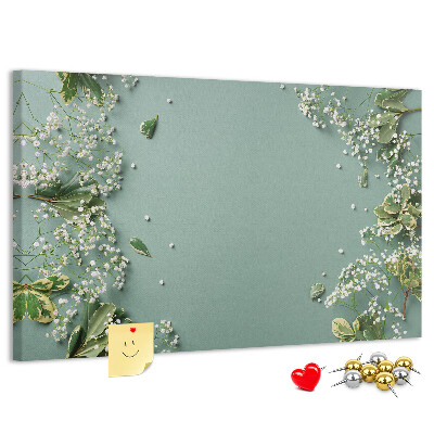 Tablero de anuncios con estampado floral sobre fondo verde