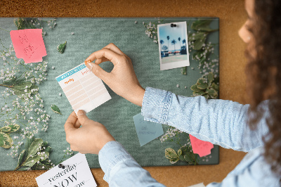 Tablero de anuncios con estampado floral sobre fondo verde
