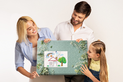 Tablero de anuncios con estampado floral sobre fondo verde
