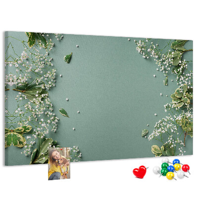 Tablero de anuncios con estampado floral sobre fondo verde