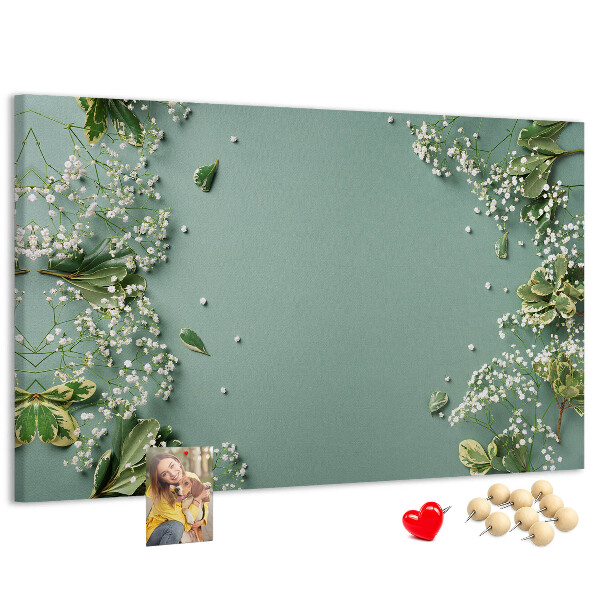 Tablero de anuncios con estampado floral sobre fondo verde