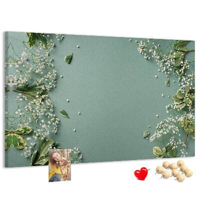 Tablero de anuncios con estampado floral sobre fondo verde