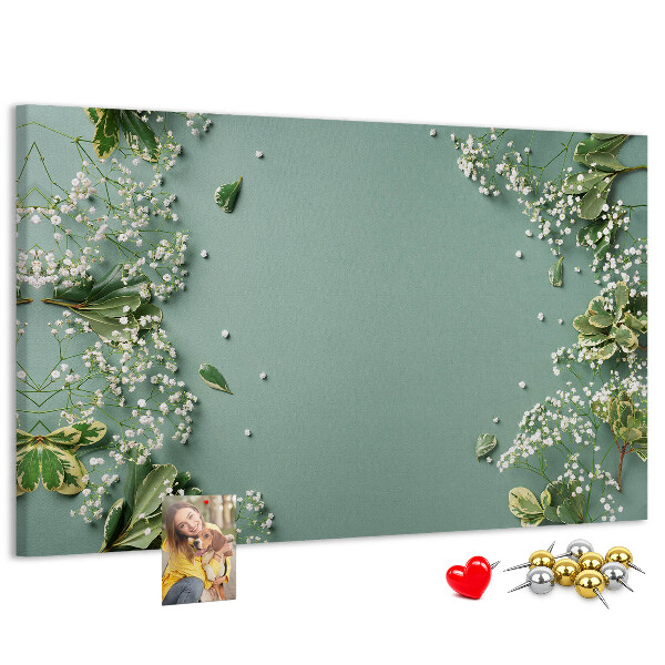 Tablero de anuncios con estampado floral sobre fondo verde