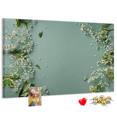 Tablero de anuncios con estampado floral sobre fondo verde