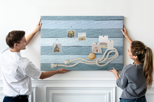 Pizarra de corcho con diseño de paisaje marino con conchas y cuerda