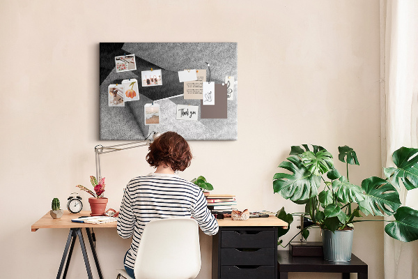 Tablero de corcho decorado con diseño de formas geométricas minimalistas