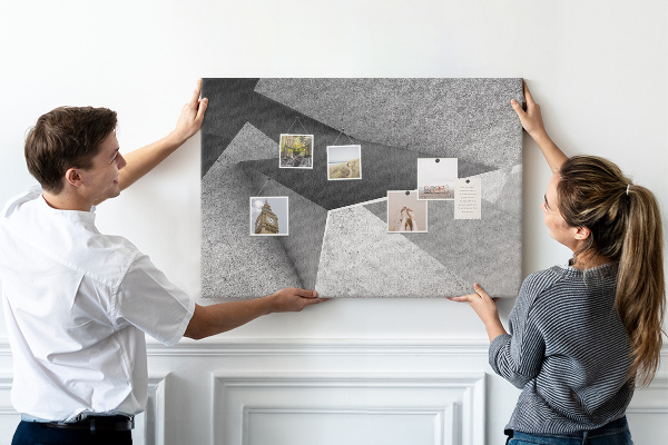 Tablero de corcho decorado con diseño de formas geométricas minimalistas