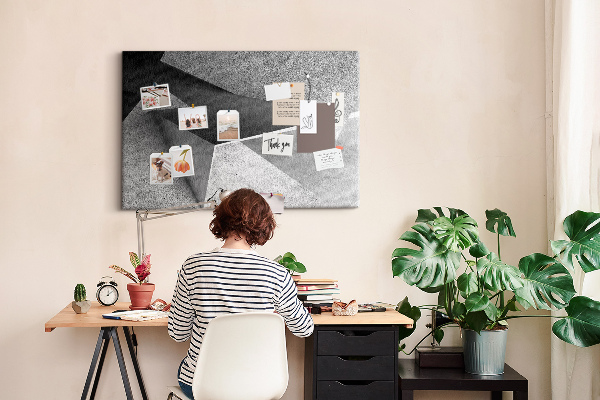 Tablero de corcho decorado con diseño de formas geométricas minimalistas
