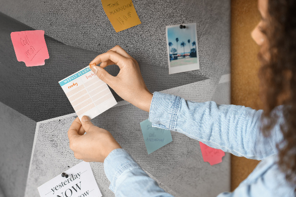Tablero de corcho decorado con diseño de formas geométricas minimalistas