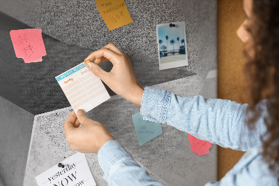 Tablero de corcho decorado con diseño de formas geométricas minimalistas