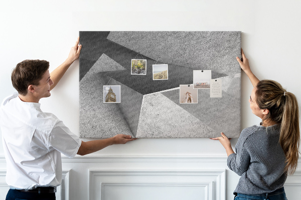 Tablero de corcho decorado con diseño de formas geométricas minimalistas