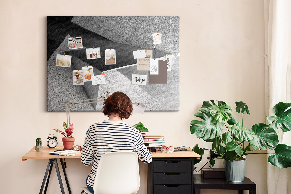 Tablero de corcho decorado con diseño de formas geométricas minimalistas