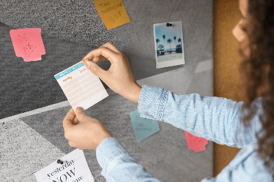 Tablero de corcho decorado con diseño de formas geométricas minimalistas