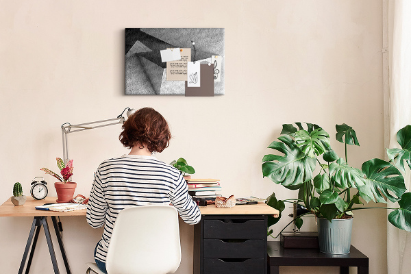 Tablero de corcho decorado con diseño de formas geométricas minimalistas