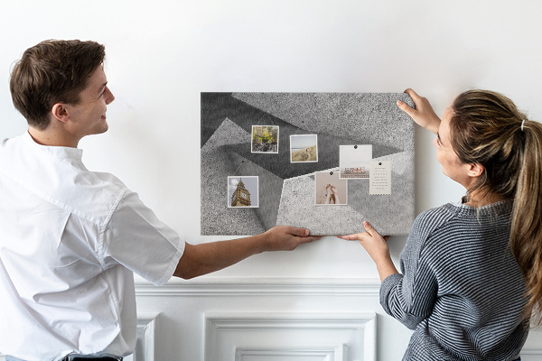 Tablero de corcho decorado con diseño de formas geométricas minimalistas