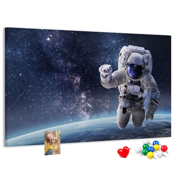 Tablero de anuncios Astronauta en el espacio exterior