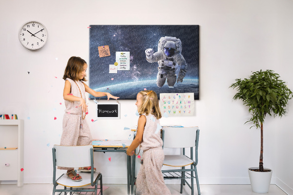 Tablero de anuncios Astronauta en el espacio exterior