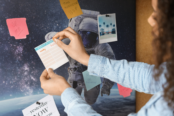 Tablero de anuncios Astronauta en el espacio exterior