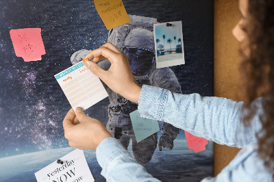 Tablero de anuncios Astronauta en el espacio exterior