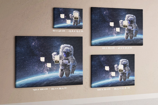 Tablero de anuncios Astronauta en el espacio exterior