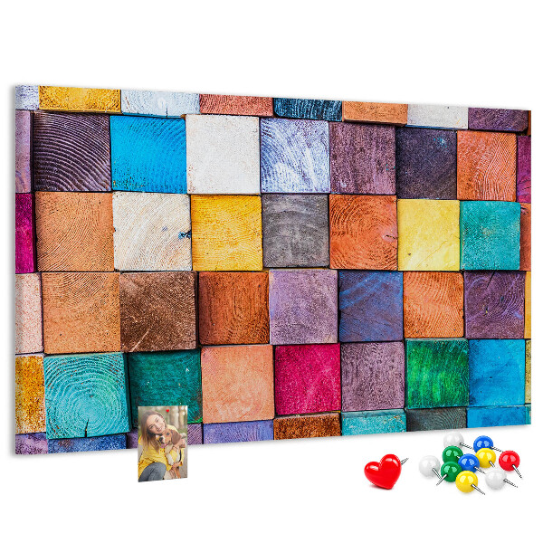 Pizarra de corcho con cuadrados coloridos y diseño de madera