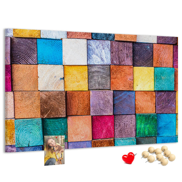 Pizarra de corcho con cuadrados coloridos y diseño de madera