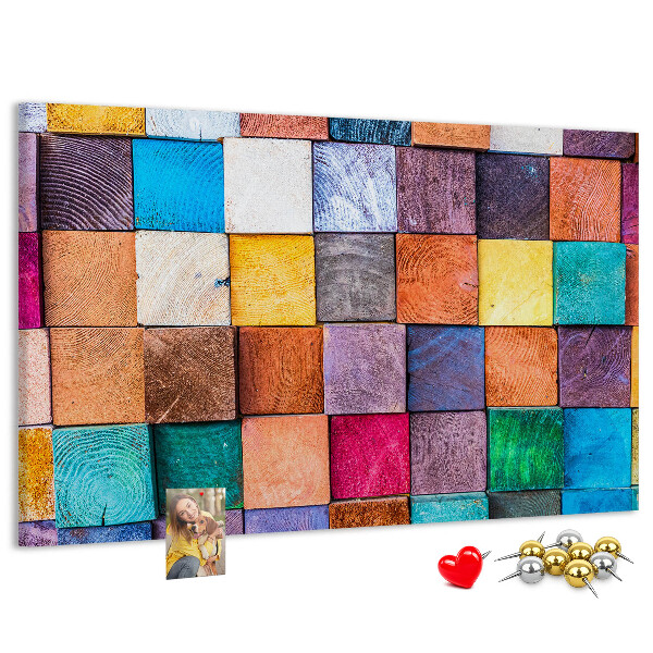 Pizarra de corcho con cuadrados coloridos y diseño de madera